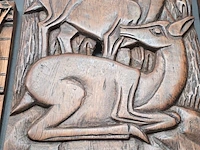 Lot 81 - afrikaanse panelen met relief snijwerk en metalen paneel - afbeelding 3 van  6