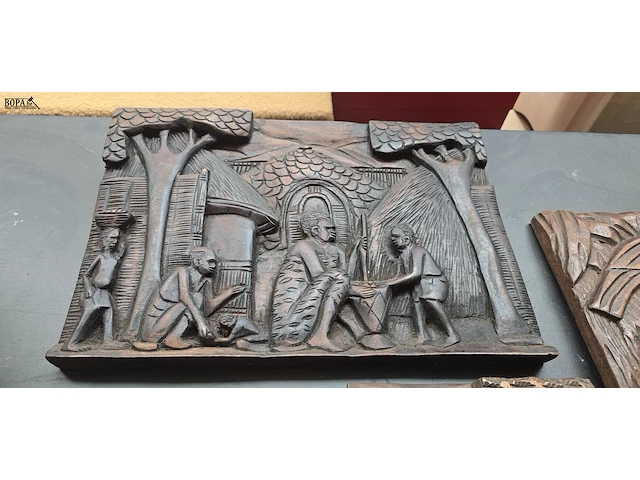 Lot 81 - afrikaanse panelen met relief snijwerk en metalen paneel - afbeelding 4 van  6