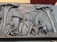 Lot 81 - afrikaanse panelen met relief snijwerk en metalen paneel - afbeelding 4 van  6