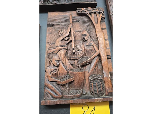 Lot 81 - afrikaanse panelen met relief snijwerk en metalen paneel - afbeelding 5 van  6