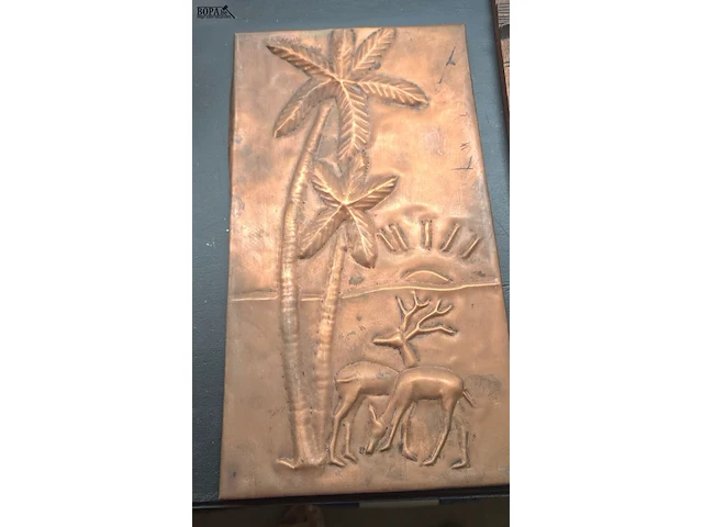 Lot 81 - afrikaanse panelen met relief snijwerk en metalen paneel - afbeelding 6 van  6