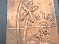 Lot 81 - afrikaanse panelen met relief snijwerk en metalen paneel - afbeelding 6 van  6