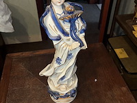 Lot 81 - beeld chinees, dame - afbeelding 1 van  5