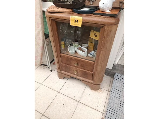 Lot 81 - houten vitrine kastje - afbeelding 1 van  3