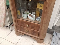 Lot 81 - houten vitrine kastje - afbeelding 1 van  3
