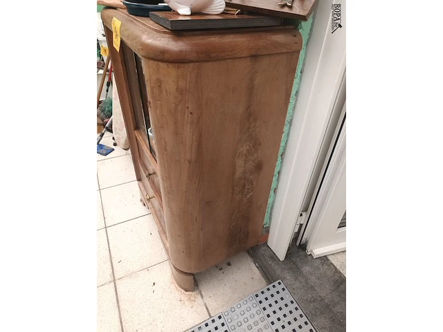 Lot 81 - houten vitrine kastje - afbeelding 2 van  3