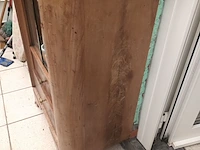 Lot 81 - houten vitrine kastje - afbeelding 2 van  3