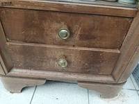 Lot 81 - houten vitrine kastje - afbeelding 3 van  3