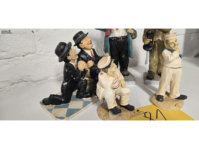 Lot 81 - laurel & hardy beeldjes 5 stuks - afbeelding 2 van  4