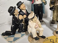 Lot 81 - laurel & hardy beeldjes 5 stuks - afbeelding 2 van  4