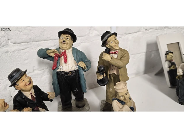 Lot 81 - laurel & hardy beeldjes 5 stuks - afbeelding 3 van  4