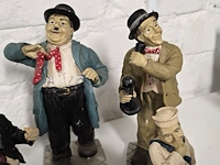 Lot 81 - laurel & hardy beeldjes 5 stuks - afbeelding 3 van  4