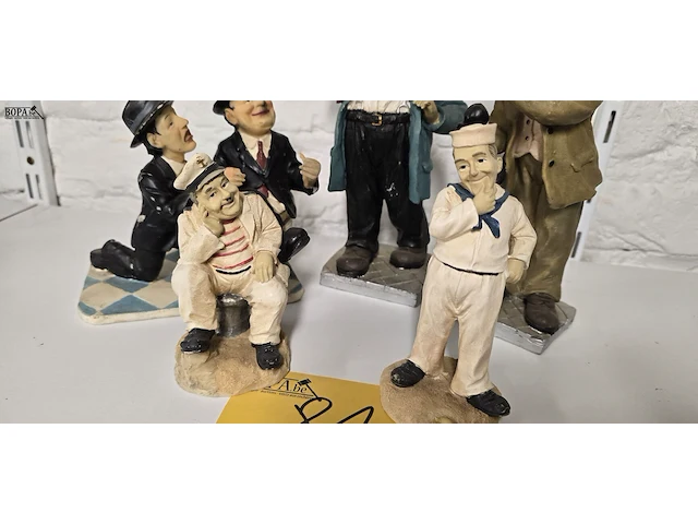 Lot 81 - laurel & hardy beeldjes 5 stuks - afbeelding 4 van  4
