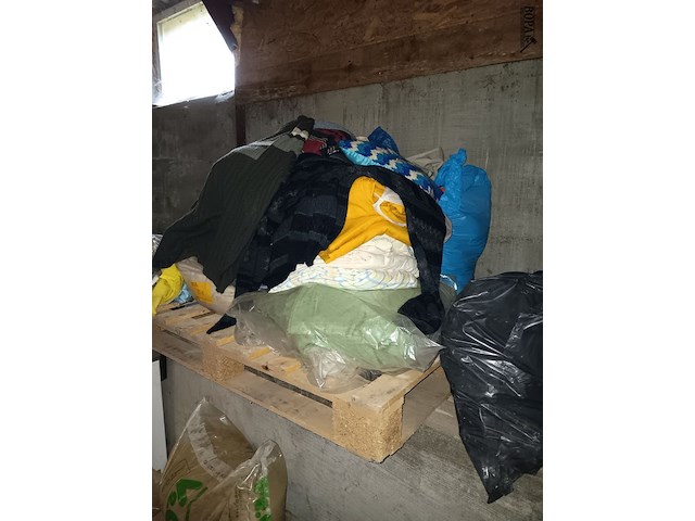 Lot 81 - lot kledij en linnen - afbeelding 1 van  2