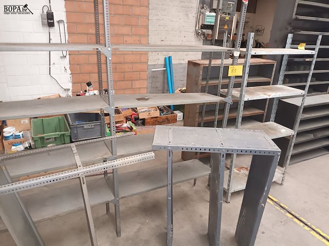 Lot 81 - metalen rekken. 4 stuks - afbeelding 1 van  3