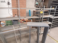 Lot 81 - metalen rekken. 4 stuks - afbeelding 1 van  3