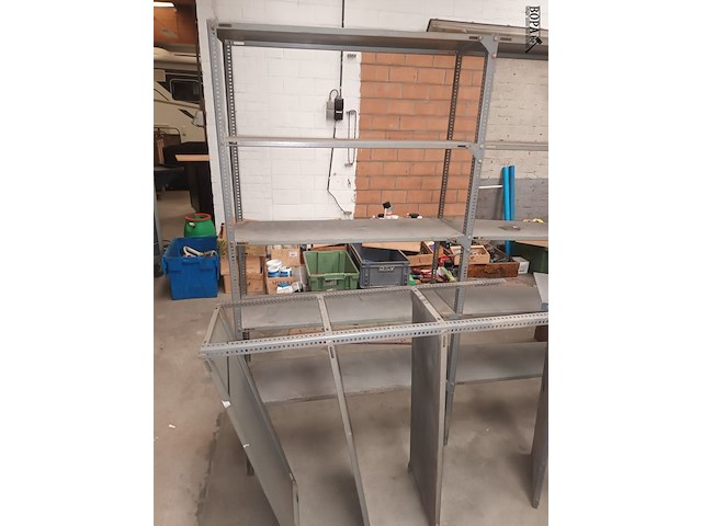 Lot 81 - metalen rekken. 4 stuks - afbeelding 2 van  3