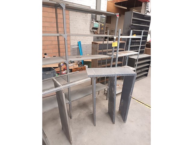 Lot 81 - metalen rekken. 4 stuks - afbeelding 3 van  3