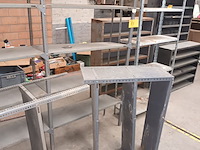 Lot 81 - metalen rekken. 4 stuks - afbeelding 3 van  3