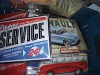 Lot 81 - nostalgische metalen bordjes. 1 bak - afbeelding 2 van  3