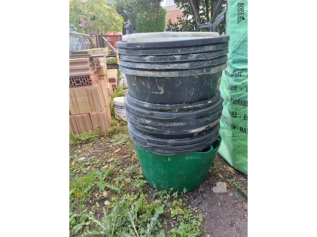 Lot 81 - pvc mortelkuipen - 15 stuks - afbeelding 2 van  2