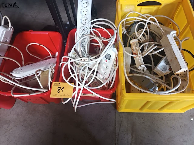 Lot 81 - verlengkabels en verdeelstekkers - afbeelding 1 van  4