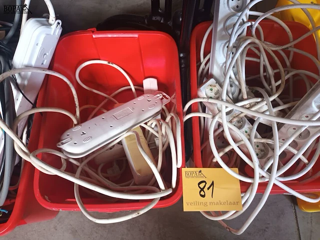 Lot 81 - verlengkabels en verdeelstekkers - afbeelding 3 van  4