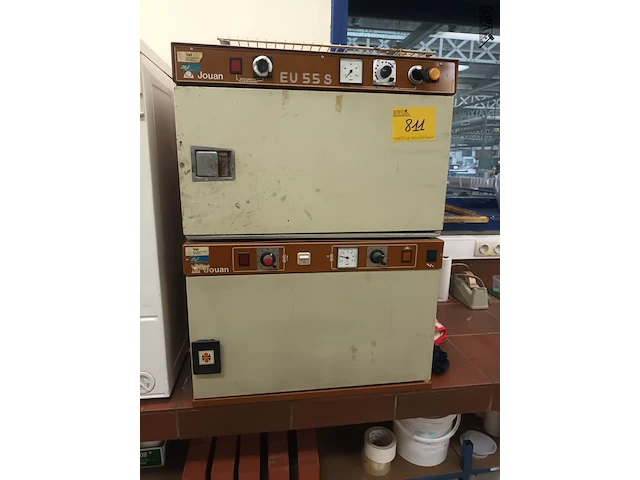 Lot 811 - heating cabinet jouan. 2 stuks - afbeelding 1 van  4