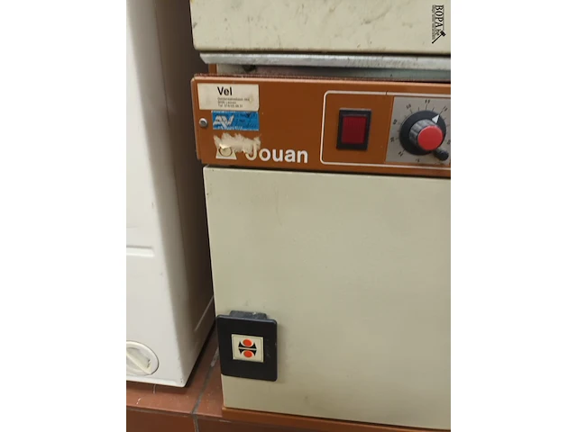 Lot 811 - heating cabinet jouan. 2 stuks - afbeelding 3 van  4