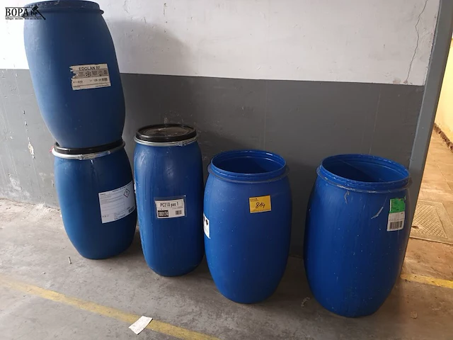 Lot 814 - blauwe pvc ton. 5 stuks - afbeelding 1 van  3