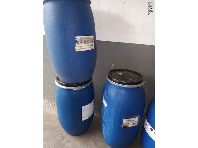 Lot 814 - blauwe pvc ton. 5 stuks - afbeelding 3 van  3