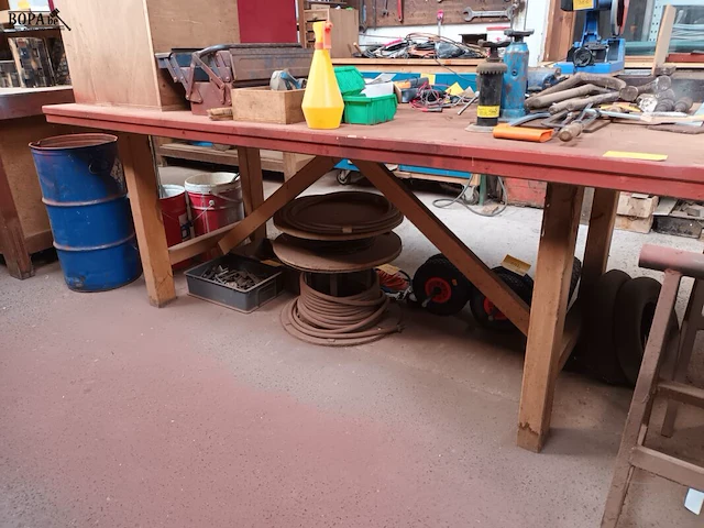 Lot 815 - houten werktafel - afbeelding 2 van  3