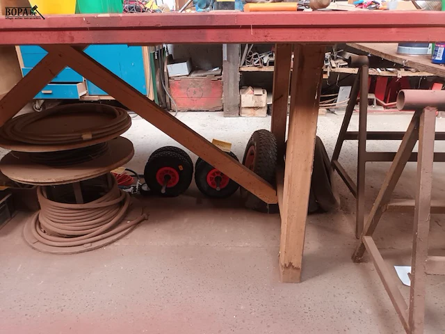 Lot 815 - houten werktafel - afbeelding 3 van  3