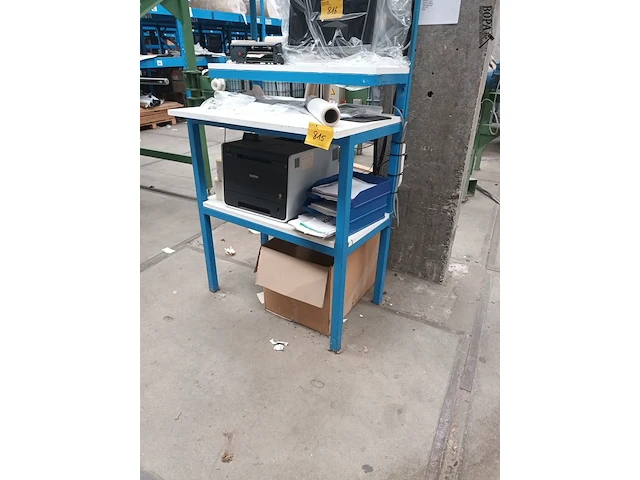Lot 815 - overdekte werktafel - afbeelding 1 van  2