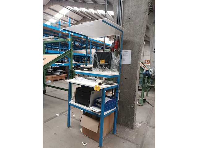 Lot 815 - overdekte werktafel - afbeelding 2 van  2