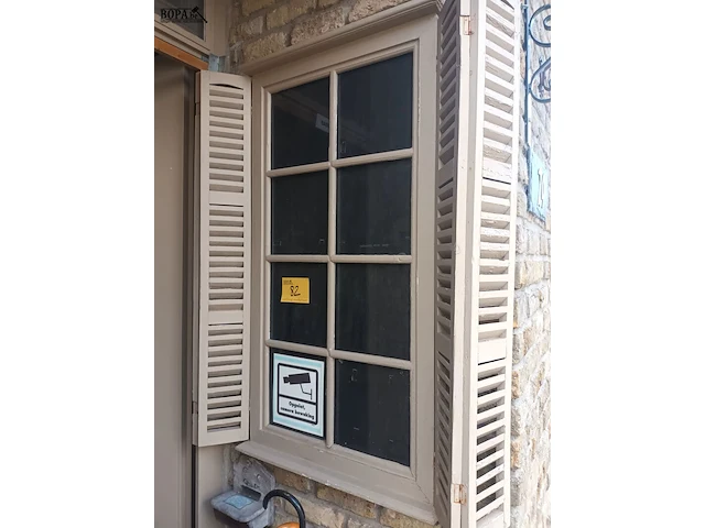 Lot 82 - afficheer vitrine met luiken - afbeelding 1 van  3