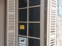 Lot 82 - afficheer vitrine met luiken - afbeelding 1 van  3