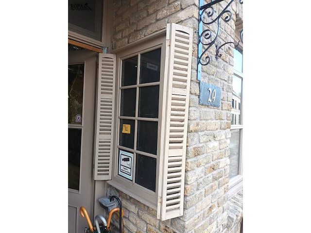 Lot 82 - afficheer vitrine met luiken - afbeelding 2 van  3