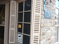 Lot 82 - afficheer vitrine met luiken - afbeelding 2 van  3