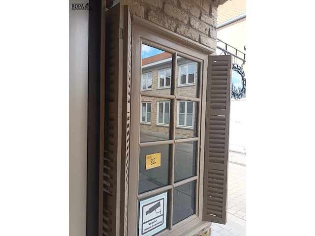 Lot 82 - afficheer vitrine met luiken - afbeelding 3 van  3