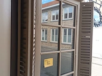 Lot 82 - afficheer vitrine met luiken - afbeelding 3 van  3