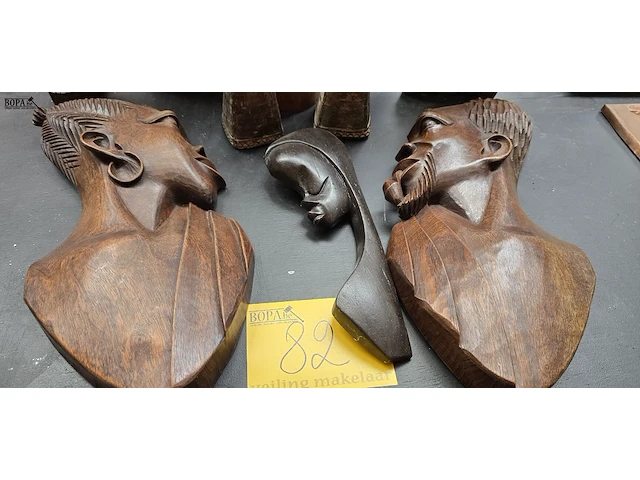 Lot 82 - afrikaanse deco hout en metaal 10 stuks - afbeelding 2 van  7