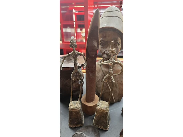 Lot 82 - afrikaanse deco hout en metaal 10 stuks - afbeelding 4 van  7