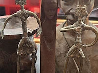 Lot 82 - afrikaanse deco hout en metaal 10 stuks - afbeelding 4 van  7