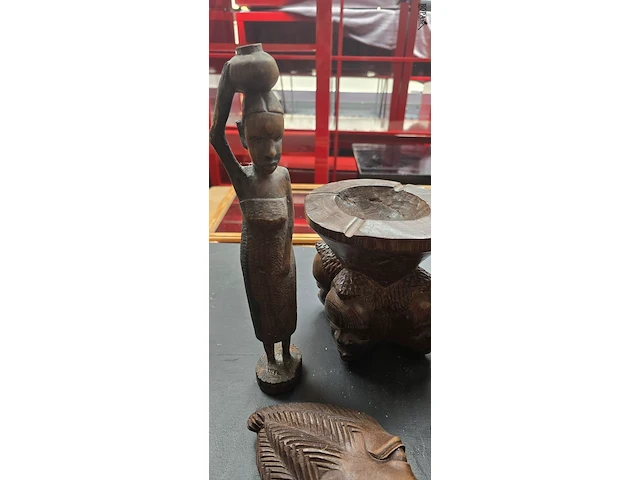 Lot 82 - afrikaanse deco hout en metaal 10 stuks - afbeelding 7 van  7