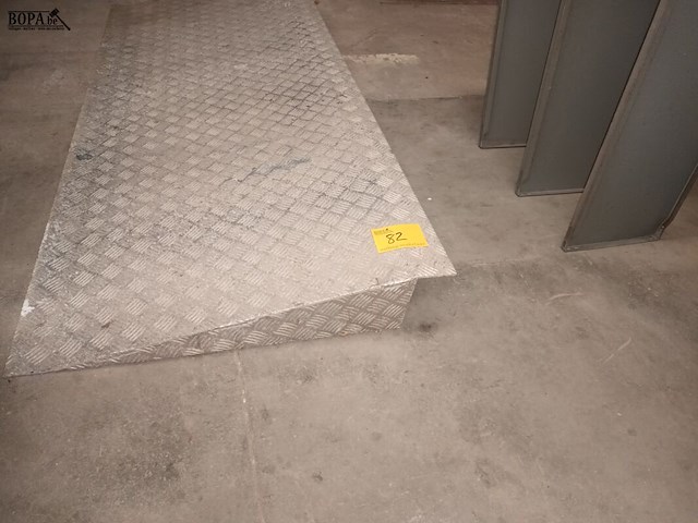 Lot 82 - aluminium oprijplaat - afbeelding 2 van  3