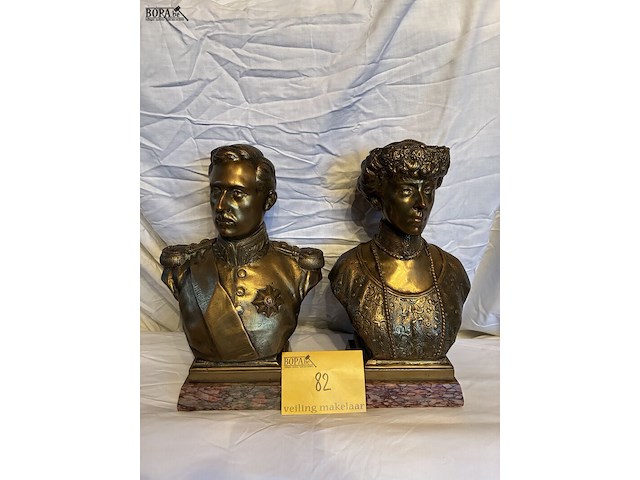 Lot 82 - koningspaar in brons, marmeren voet couvreur, 2 stuks, met i - afbeelding 1 van  8