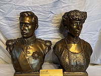 Lot 82 - koningspaar in brons, marmeren voet couvreur, 2 stuks, met i - afbeelding 1 van  8