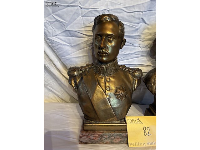 Lot 82 - koningspaar in brons, marmeren voet couvreur, 2 stuks, met i - afbeelding 2 van  8