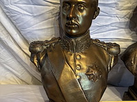 Lot 82 - koningspaar in brons, marmeren voet couvreur, 2 stuks, met i - afbeelding 2 van  8